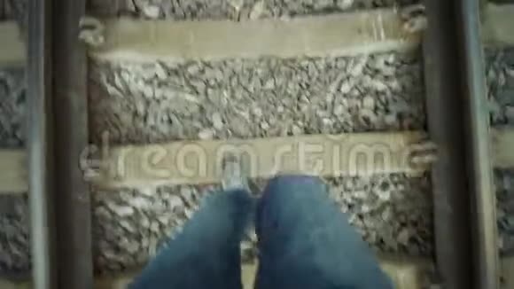 人走在火车铁轨上从山顶俯瞰视频的预览图