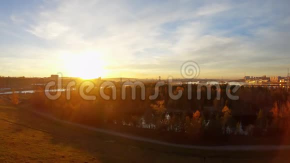 秋季日落时工业城市的鸟瞰图视频的预览图