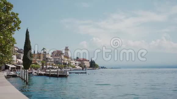 从加德纳里维埃拉俯瞰加德纳湖的美景意大利度假城湖畔视频的预览图