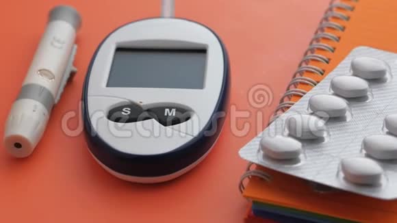 糖尿病药丸和听诊器的血糖测量视频的预览图