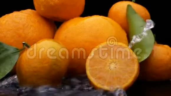 黑色背景有叶子的橙色水果视频的预览图
