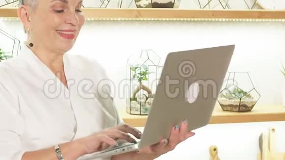 花店老板在工作场所使用笔记本电脑视频的预览图
