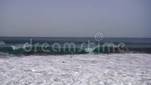 两个冲浪者在西班牙大加那利海滩冲浪视频的预览图