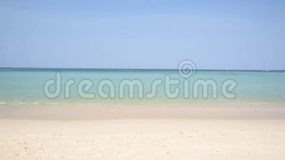 美丽的海滩大海和蓝天的背景视频的预览图
