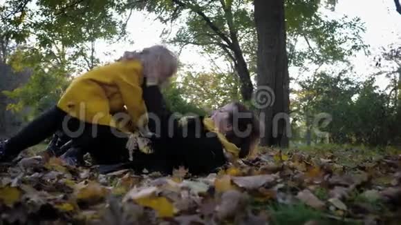 秋天的周末可爱的年轻女子妈妈和她可爱的微笑的女婴在家庭度假时在公园玩耍视频的预览图
