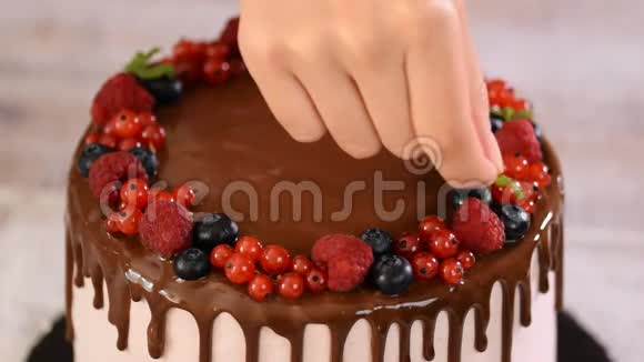 糕点厨师用薄荷叶装饰浆果蛋糕视频的预览图