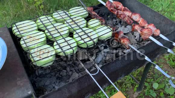 一个人做烤肉和蔬菜西葫芦烧烤的概念视频的预览图