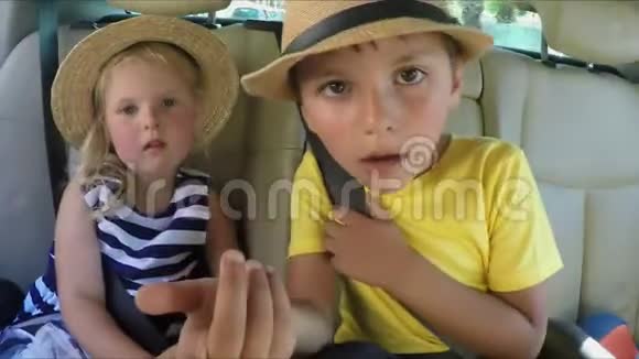 孩子们坐在车里玩得很开心视频的预览图