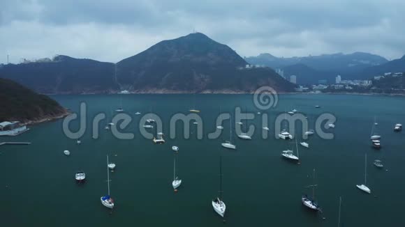 许多白色游艇在海湾美丽的空中射击视频的预览图