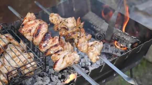 在炭烤架上准备炸鸡的人厨师烧烤肉户外人在烤架上翻煤视频的预览图