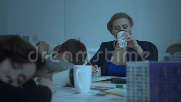 上班族坐着睡觉女人喝咖啡努力工作视频的预览图