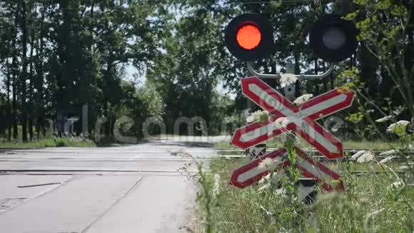 铁路停车标志示意车停车警告铁路标志道路信号警告轨道信号视频的预览图