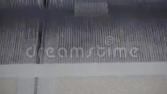 纺织和纺织厂靠近棉织机视频的预览图