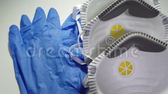 套FFP2医用口罩和一次性蓝色医用手套防毒面具防护污染病毒流感及冠状病毒视频的预览图