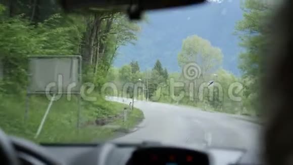 骑在山口上室内从车上看到在山上骑吉普车人乘汽车穿过松树林视频的预览图