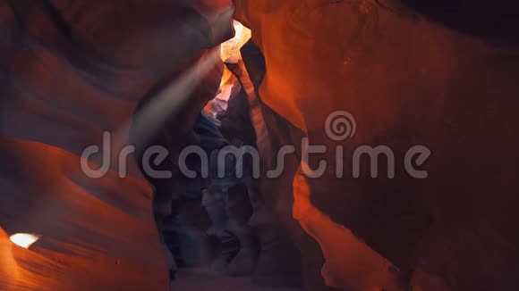 上羚羊峡谷峡谷峡谷壁上的太阳光束视频的预览图