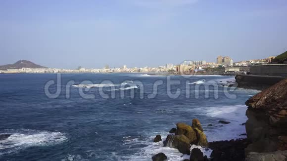 西班牙大加那利岛上有大波浪的海洋岸线视频的预览图