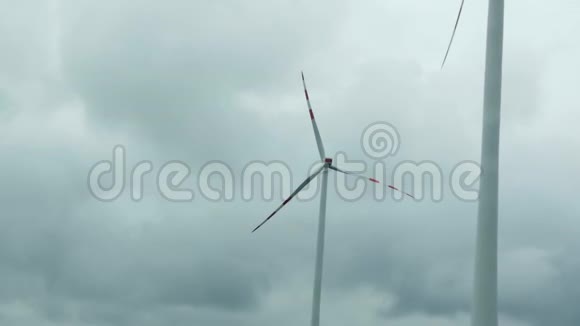风车转向灰色的天空风力涡轮机产生清洁的可再生能源清洁能源生产视频的预览图