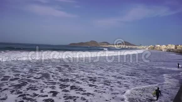 西班牙大加那利岛上巨大的海浪和黑沙视频的预览图