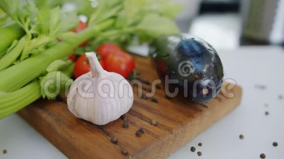 在木板上特写新鲜蔬菜番茄芹菜茄子和大蒜视频的预览图