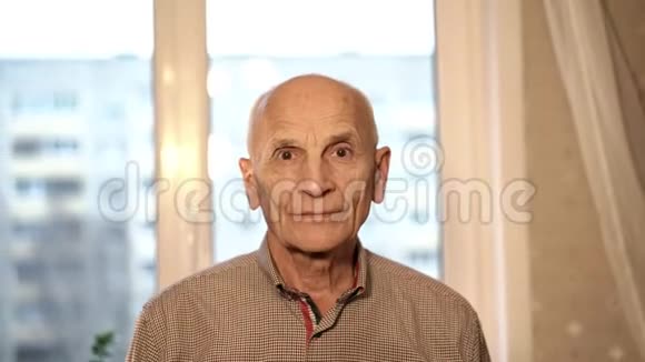 秃头退休的男人有着棕色的大眼睛和皱纹视频的预览图