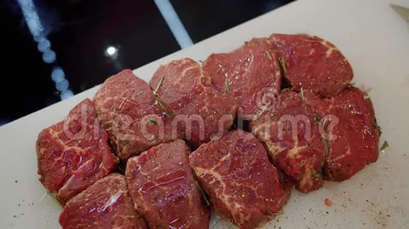 餐桌上新鲜生肉的特写镜头准备在厨房烧烤视频的预览图