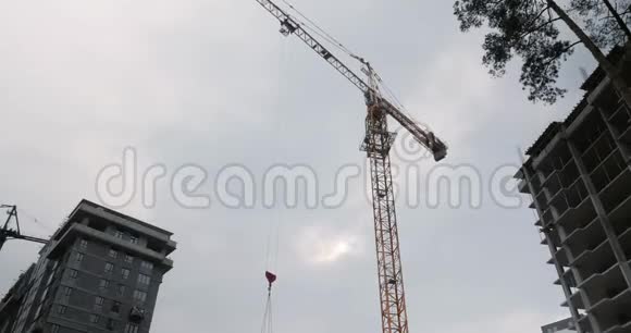 建筑工地的高吊车工程建造建筑起重机摩天大楼的施工过程高收入住房视频的预览图