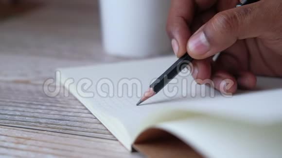 用铅笔在纸上靠近人手书写视频的预览图