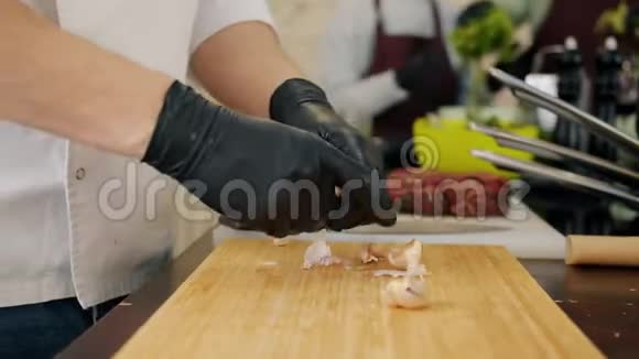 慢动作特写男手去皮大蒜烹饪食物在厨房视频的预览图
