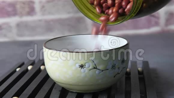 桌上碗中新鲜豌豆坚果的俯视图视频的预览图