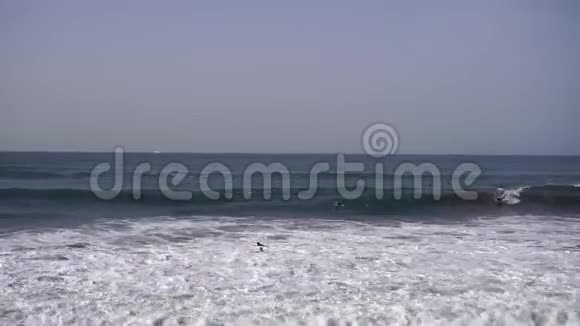 沙滩上的海浪和海浪视频的预览图