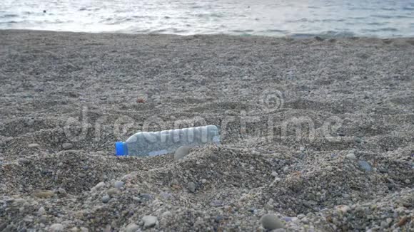 女孩在沙滩上捡塑料垃圾视频的预览图
