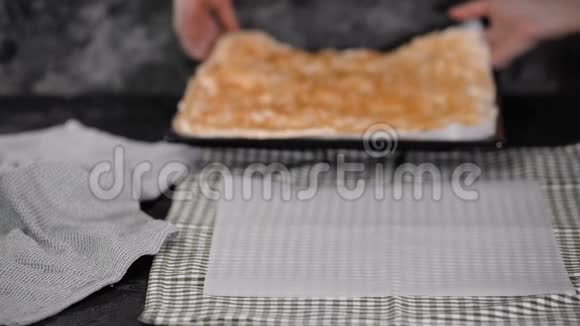糕点厨师做一个月桂卷蛋糕洒杏仁片在月桂基地系列视频的预览图