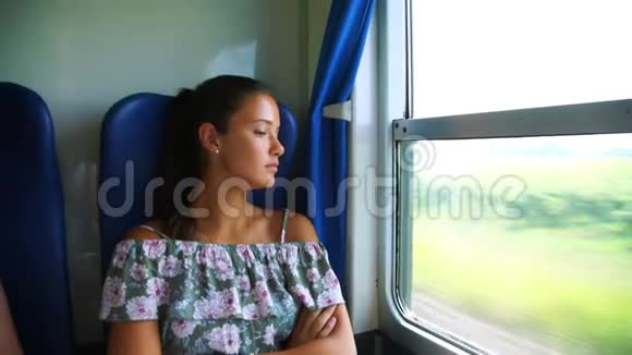 女孩打哈欠在火车经过时睡着了视频的预览图