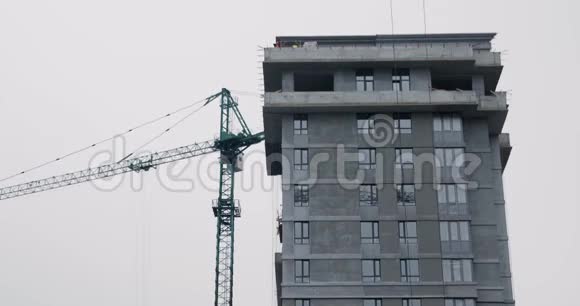 建筑工地高处施工吊车工程正在用起重机关闭摩天大楼建筑工程视频的预览图
