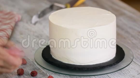 女人在蛋糕层上涂霜视频的预览图