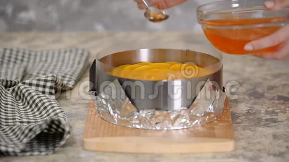糕点厨师做美味的桃子果冻蛋糕视频的预览图