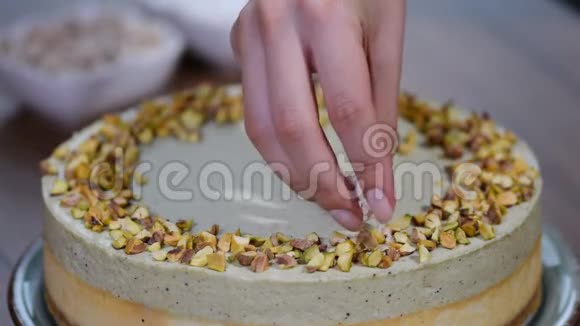 女手在厨房里装饰开心果芝士蛋糕视频的预览图