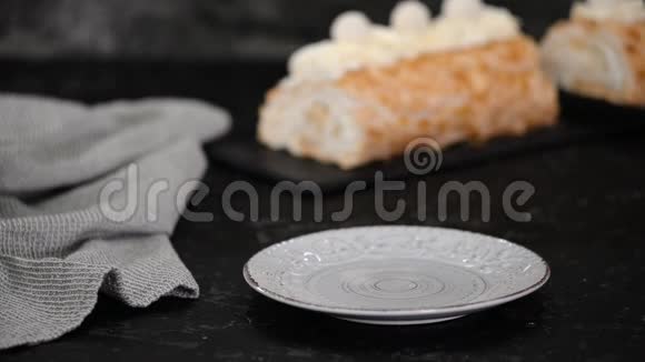 美味的奶油蛋糕卷片在盘子里视频的预览图