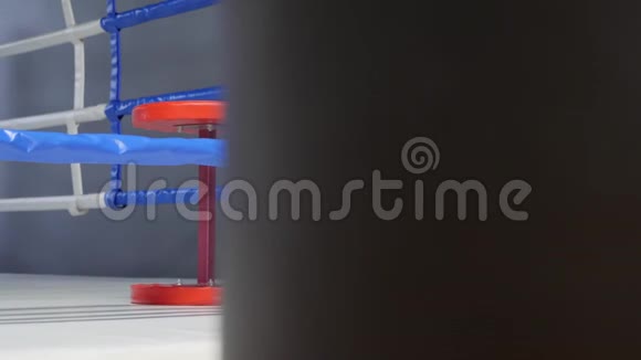 拳击圈关闭侧视拳椅在擂台的角落体育理念箱子训练拳击手的空环视频的预览图
