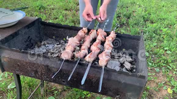 一个人在花园后院烧烤炉上烧烤肉串烧烤炉上烧烤肉串烧烤炉里的烟和热视频的预览图