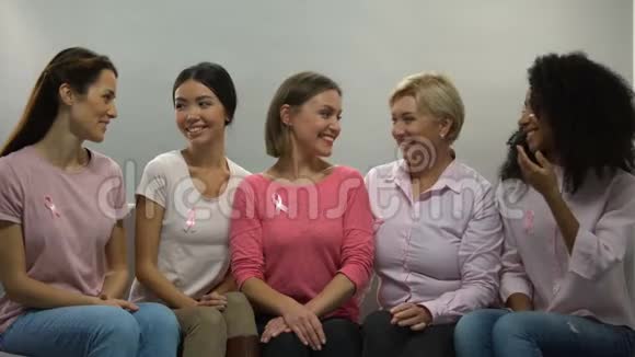 拥有粉色丝带的妇女分享经验提高国家对乳腺癌的认识视频的预览图