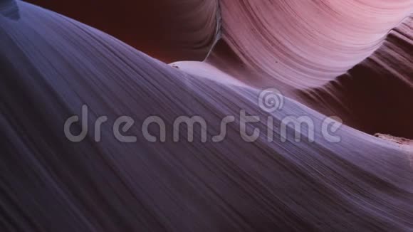 页中羚羊峡谷下部的紫色和粉红色石墙的阴影视频的预览图