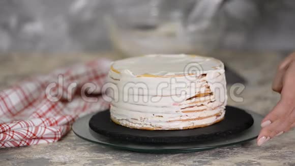 做蛋糕的过程厨师制作层蛋糕樱桃馅和酸奶油系列视频的预览图