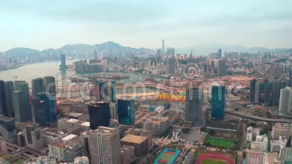 香港的街道道路公寓和摩天大楼鸟瞰图视频的预览图