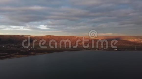 在自然光线下在湖面上拍摄的视频的预览图