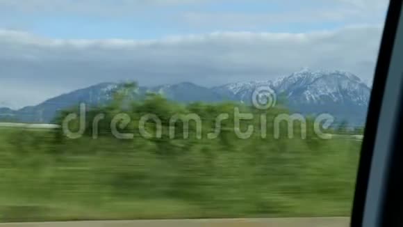 美丽的山脉背景乘车穿越高山室内观景从车窗上可以看到山顶人类驾驶汽车的速度很高视频的预览图