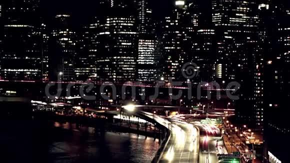 曼哈顿的摩天大楼和夜间交通无缝回路视频的预览图