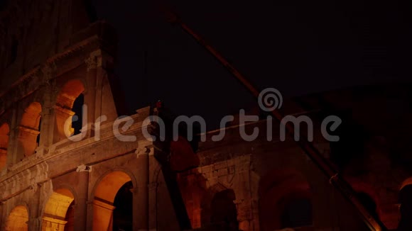 罗马竞技场的夜间重建工作在漆黑的夜空中有一个光线充足的罗马圆形剧场视频的预览图