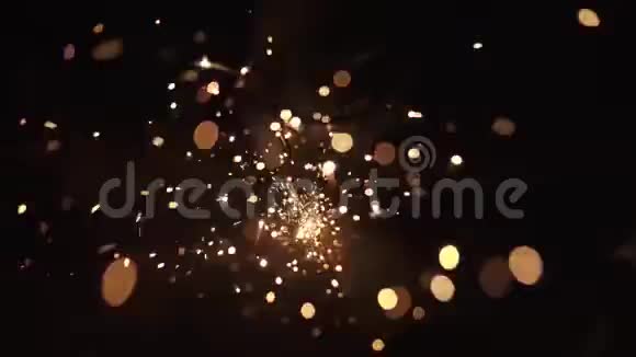 角磨机产生了许多明亮的火花视频的预览图